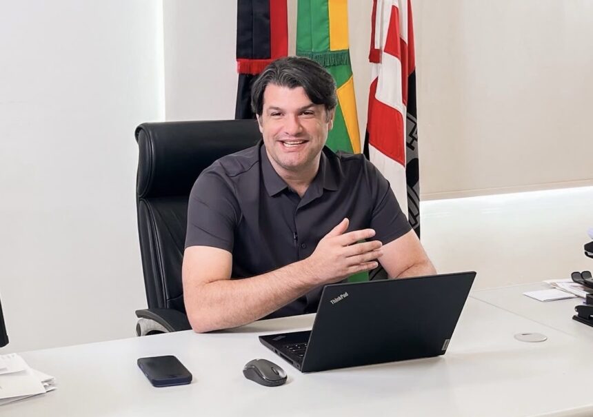 1c32b6da-63ff-414a-be03-239427de22d6 Leo Bezerra antecipa salários de junho; folha será paga na segunda-feira para todos os servidores