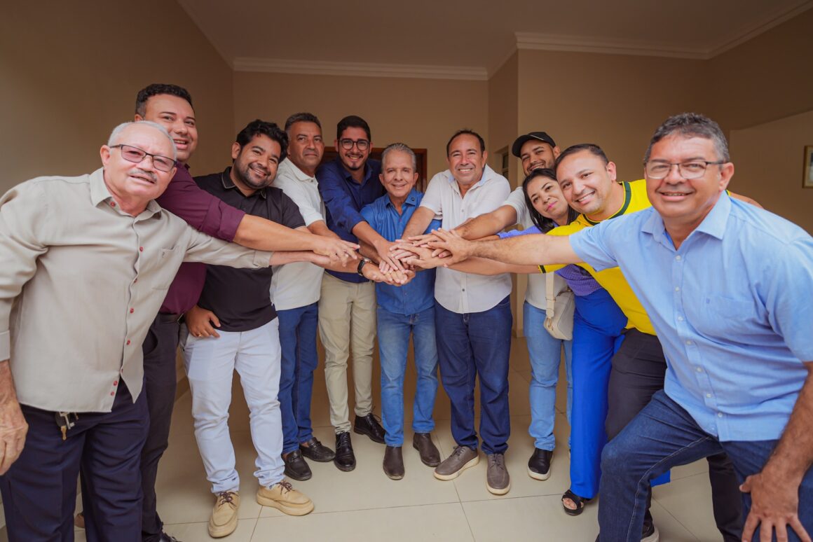 Prefeito, vice e nove vereadores de Teixeira declaram apoio à pré-candidatura de Nabor ao Senado