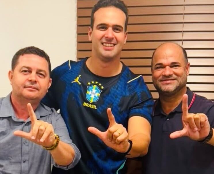 Em Sobrado, prefeito Léo Martins deixa grupo de Cícero e declara apoio a Lucas Ribeiro