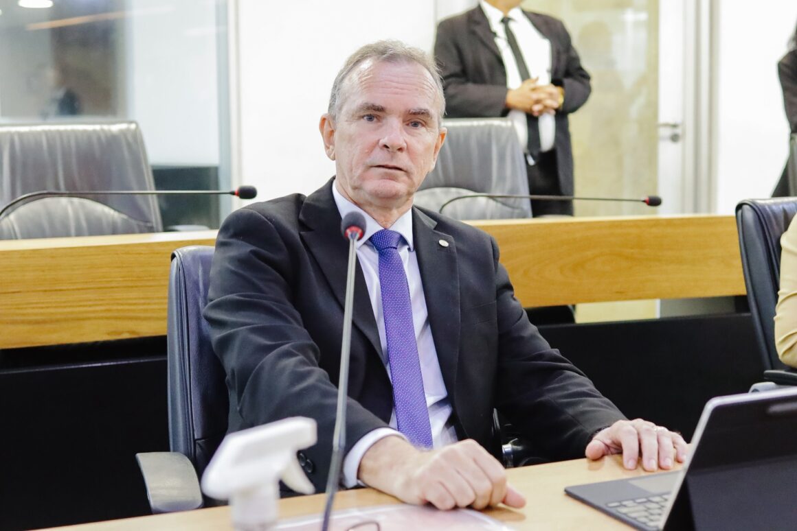 Deputado Nilson Lacerda abre mão de disputar reeleição na Assembleia