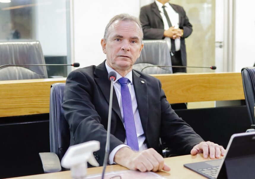 Deputado Nilson Lacerda abre mão de disputar reeleição na Assembleia