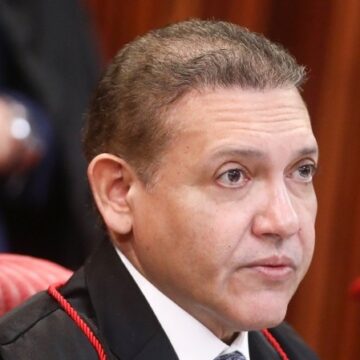 Nunes Marques suspende pesquisa que traz queda de Flávio Bolsonaro