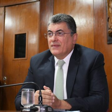 Santiago se licencia e Valdir Trindade assume na Câmara Federal; Rebeca Sodré volta à CMJP