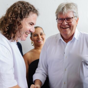 João e Veneziano trocam sorrisos e abraços, mas cada um no seu quadrado