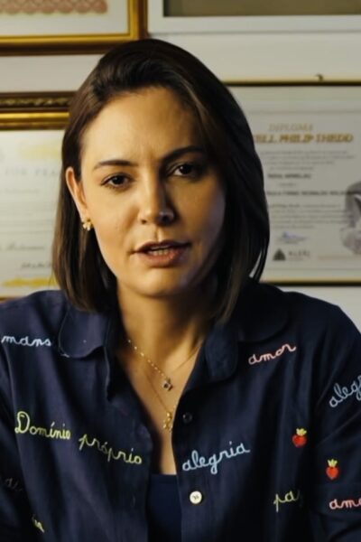 Em vídeos, Michelle Bolsonaro diz que foi humilhada por Flávio