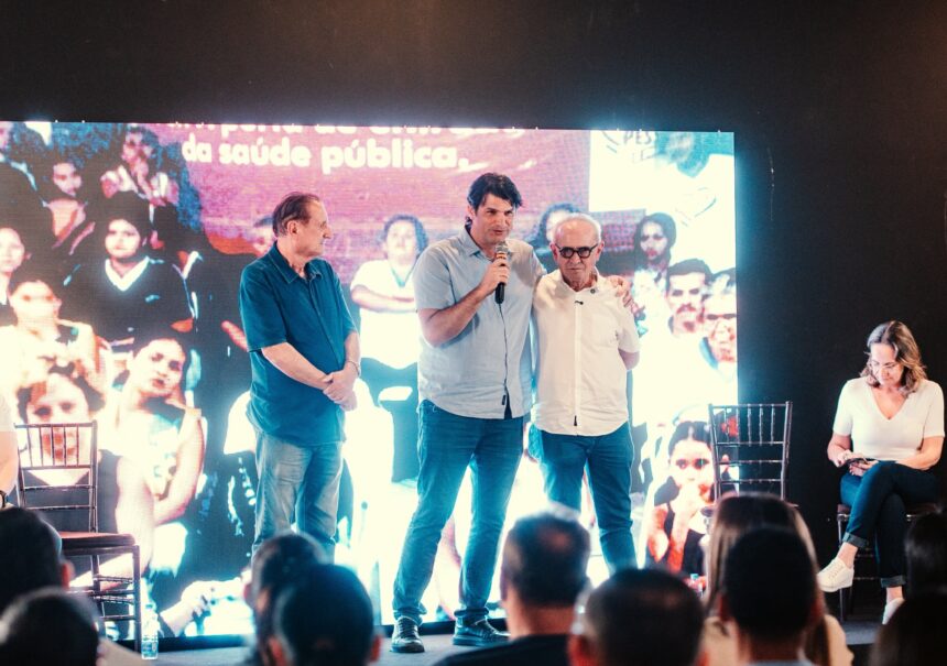Em plenária, Cícero critica abandono dos municípios e Leo Bezerra sob o tom de oposição