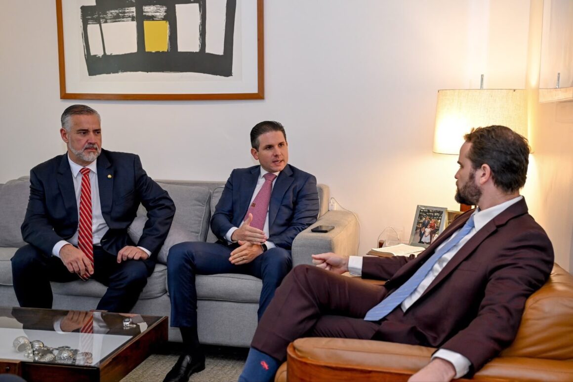 Hugo Motta recebe equipe econômica para discutir dívidas rurais e projeto dos combustíveis