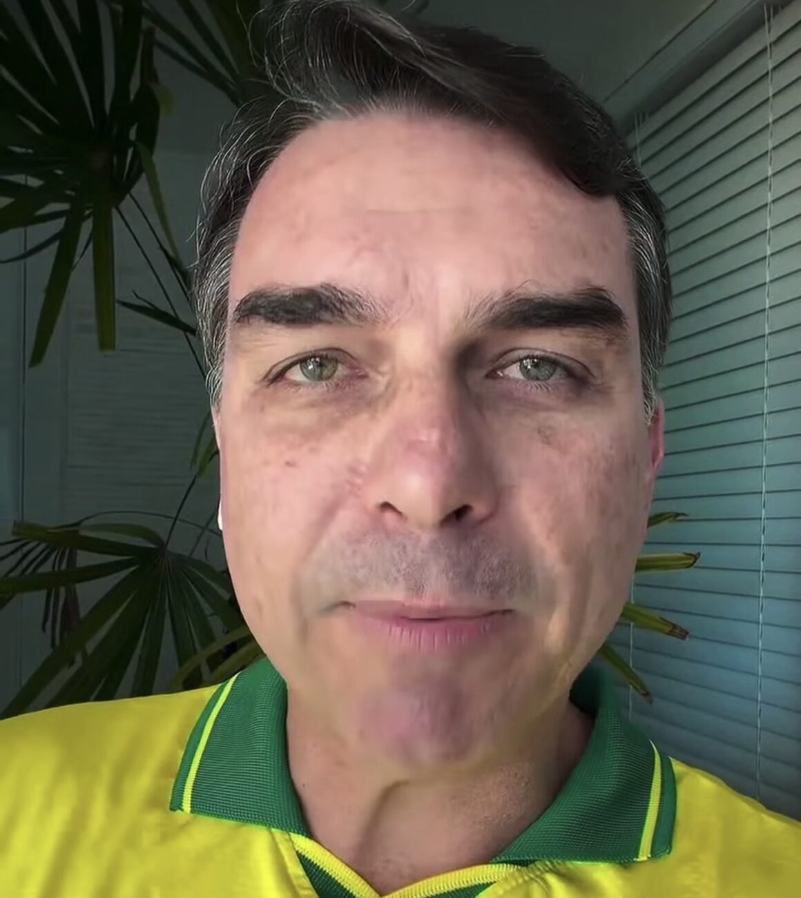 Pela segunda vez, Flávio apresenta carta do pai para se validar na disputa pela presidência