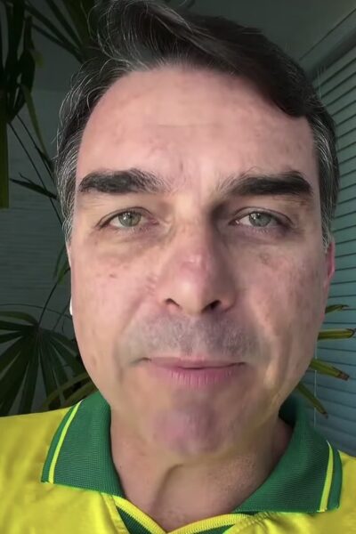 Pela segunda vez, Flávio apresenta carta do pai para se validar na disputa pela presidência