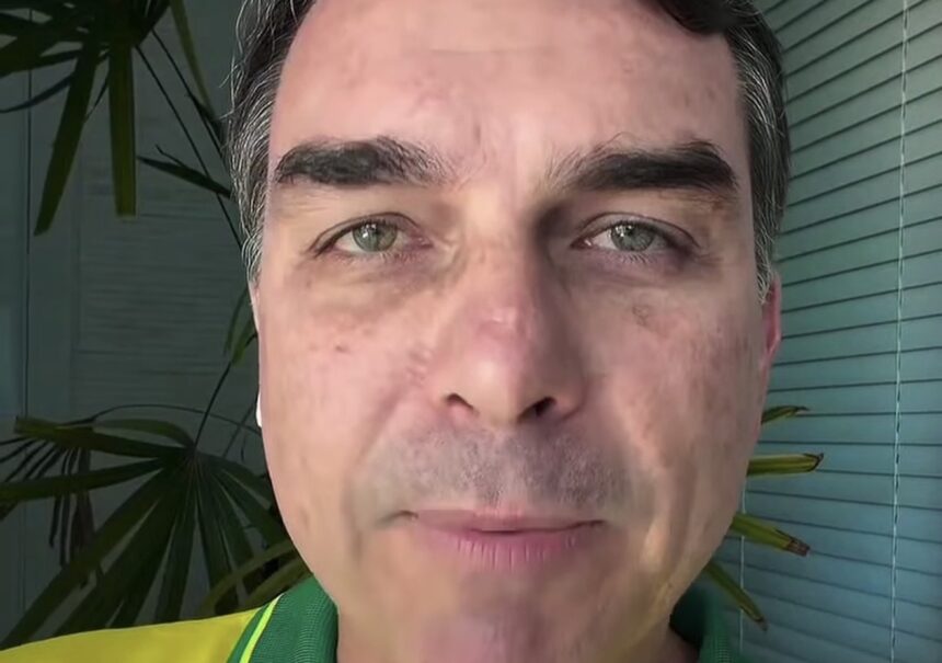 Pela segunda vez, Flávio apresenta carta do pai para se validar na disputa pela presidência