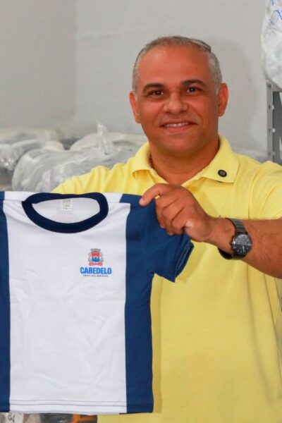 3999d5a3-21e5-49ff-bf02-36bc9edc365a Prefeito de Cabedelo reforça investimentos na educação com entrega de fardamentos e kits
