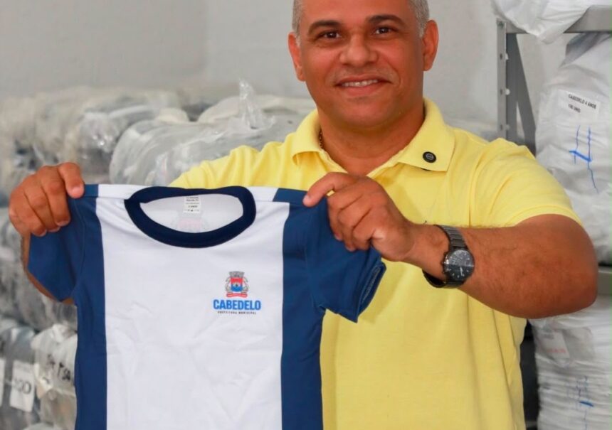 3999d5a3-21e5-49ff-bf02-36bc9edc365a Prefeito de Cabedelo reforça investimentos na educação com entrega de fardamentos e kits