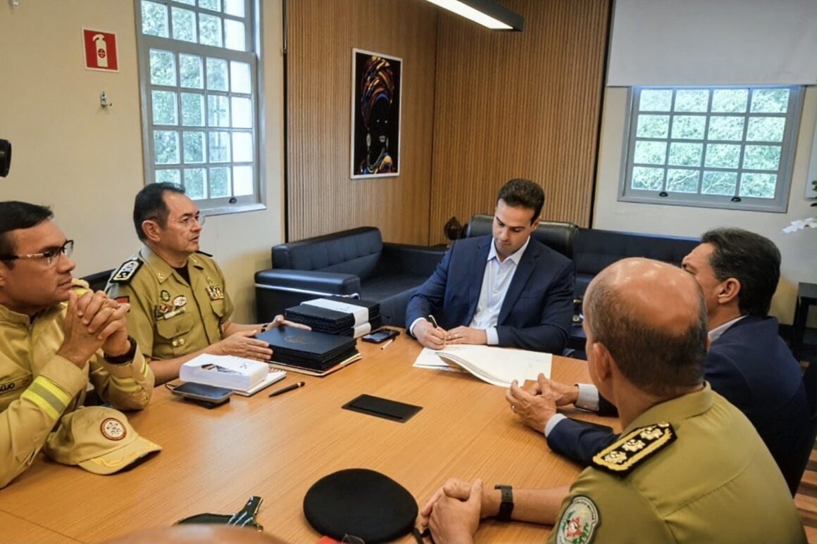 Governador assina atos promocionais de policiais e bombeiros militares