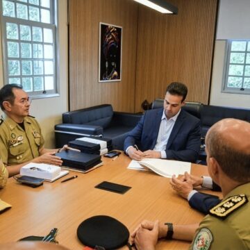 Governador assina atos promocionais de policiais e bombeiros militares