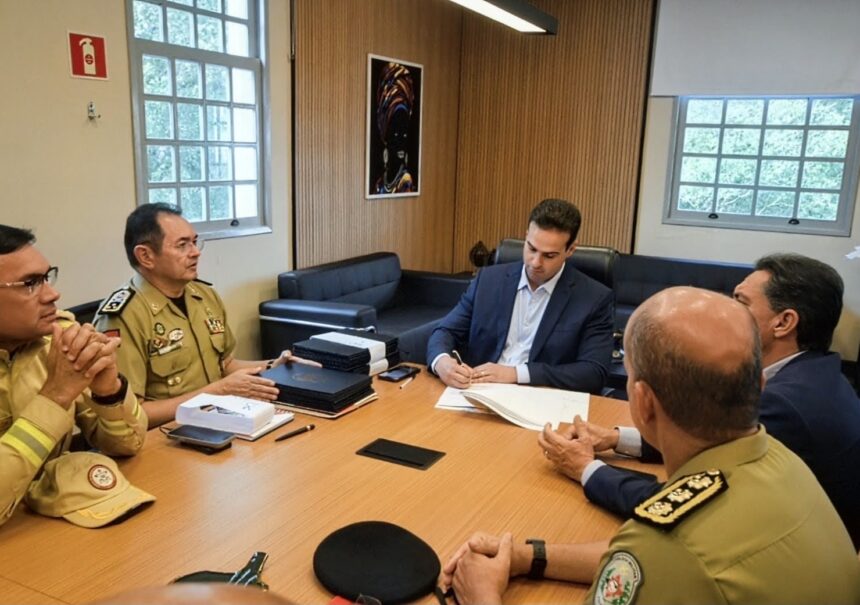 567c538c-f840-4aac-9c01-6dfedeacfa4a Governador assina atos promocionais de policiais e bombeiros militares