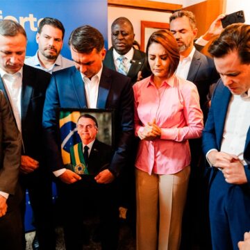 Para alívio da direita bolsonarista, Michelle e Flávio Bolsonaro fazem as pazes
